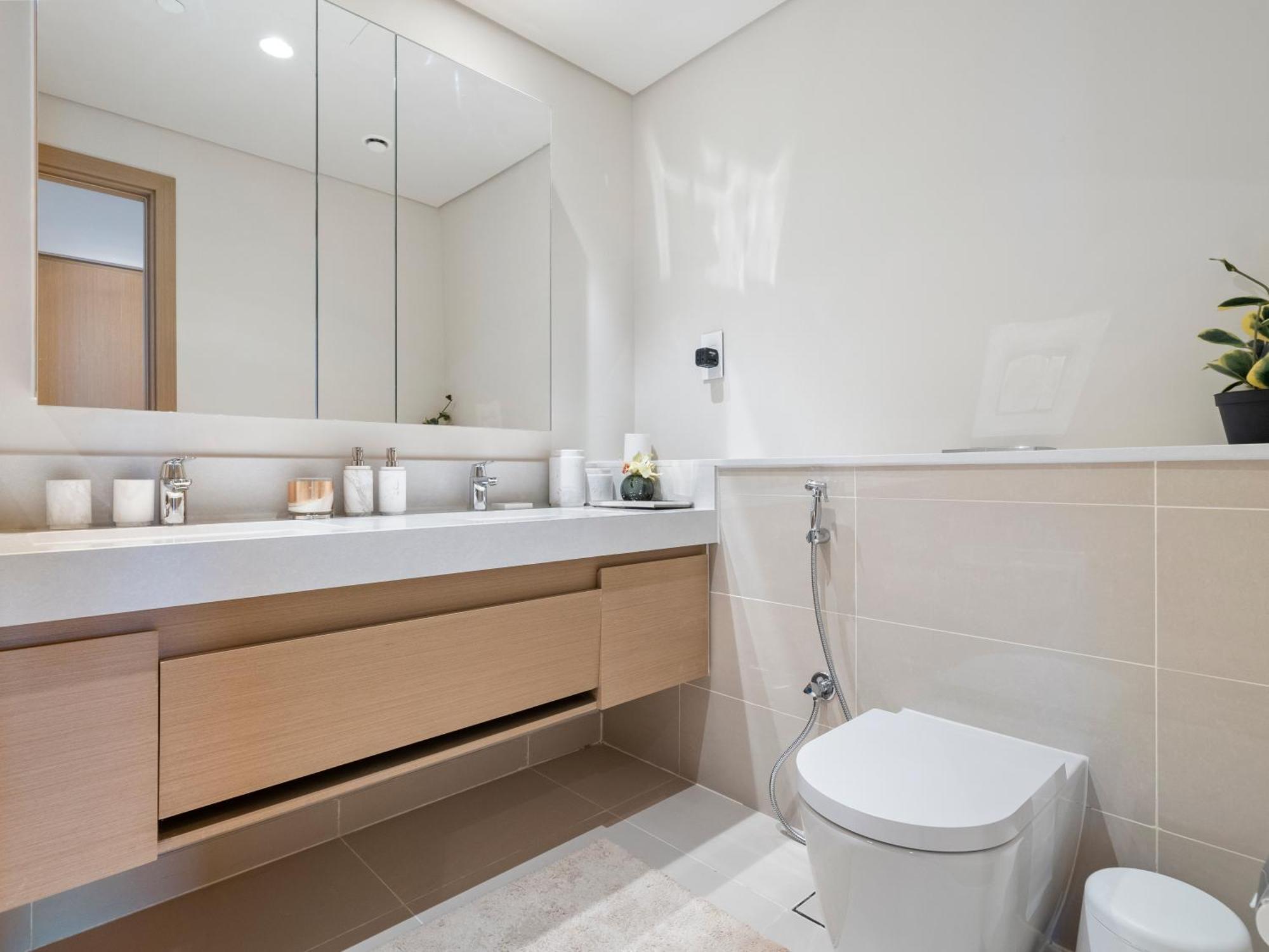 Spacious With Incredible Canal And Park Views Apartment