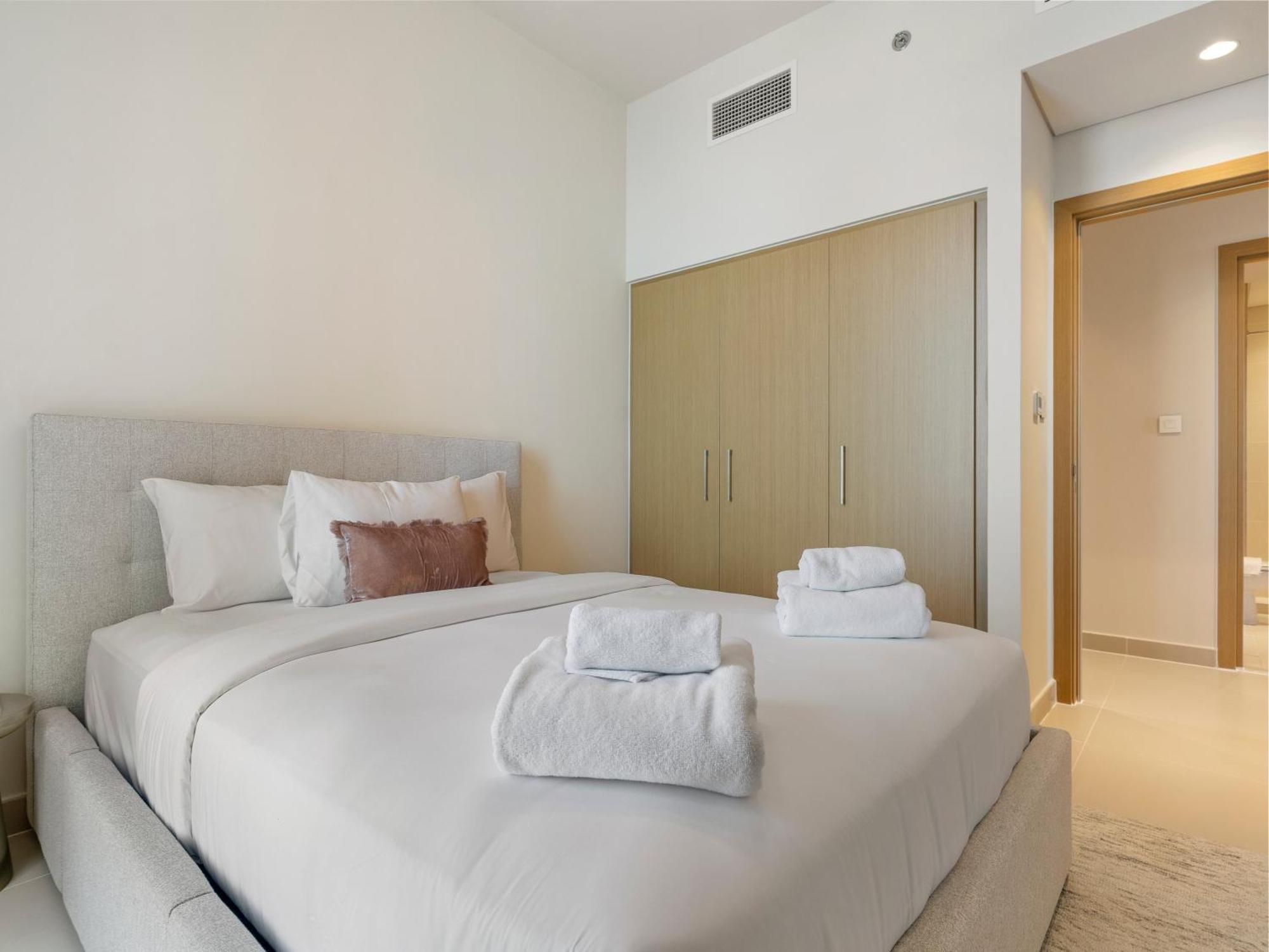 Spacious With Incredible Canal And Park Views Dubai